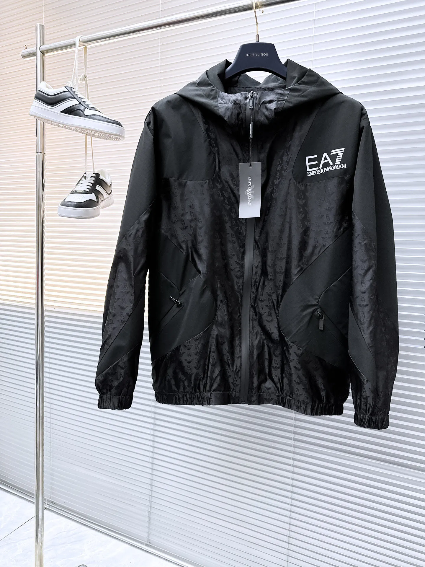 Armani official website Same Style, complete with three labels, on sale in advance. 2026 Autumn and Winter New Arrival men's jacket, Original with complete three labels, Premium version. Custom-made fabrics at the counter. Breathable, high comfort, impeccable details, brand element design concept, reflecting high quality. It feels delicate and soft, presents a casual cut, and has a great upper body shape. Sizes: M～3XL